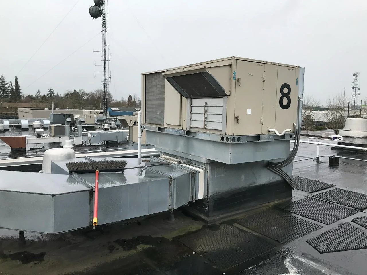 Commercial rooftop HVAC system at Linn County Sheriff's Jail in Albany, Oregon